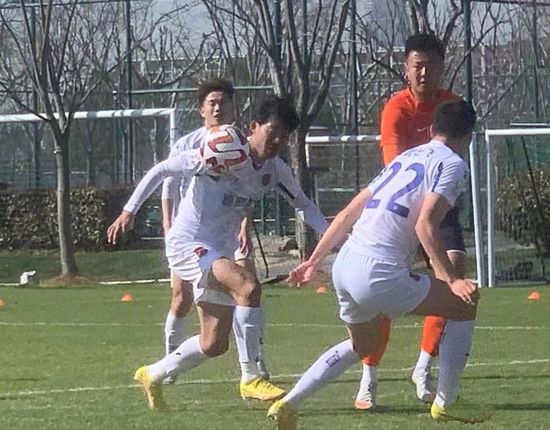 因此，在未来几周里，球员跟俱乐部的对话将会继续进行，并将逐渐一一达成一致。